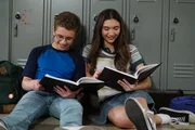 L-R: Adam Goldberg (Sean Giambrone) und Jackie Geary (Rowan Blanchard)