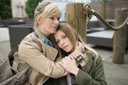 Nachdem Leonie (Maria Kempken) von Sonjas und Pacos Affäre erfahren hat, ist sie geschockt und findet Zuflucht bei Anna (Marylu-Saskia Poolman). Nachdem Leonie (Maria Kempken) von Sonjas und Pacos Affäre erfahren hat, ist sie geschockt und findet Zuflucht bei Anna (Marylu-Saskia Poolman).