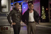Jake Peralta (Andy Samberg, l.); Charles Boyle (Joe Lo Truglio, r.)