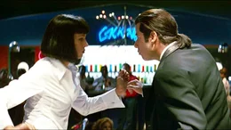 Vincent (John Travolta) wagt ein T&auml;nzchen mit Mia (Uma Thurman)