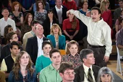 "Die Goldbergs", "Schulabschlusstag." Nun ist es soweit, Ericas Schulabschluss-Feier steht vor der T&uuml;r. Sie kann es gar nicht erwarten, endlich erwachsen zu sein und ihr zu Hause verlassen zu k&ouml;nnen. Doch dann &uuml;berkommen sie &Auml;ngste, ihre Mutter f&uuml;r immer zu verlassen. Und Barry hat Pl&auml;ne f&uuml;r sich und Lainey gemacht, doch irgendwie kommt alles anders. Gerade als Adam und Jackie ein Paar werden, taucht pl&ouml;tzlich Lainey &uuml;berraschend auf. Im Bild (v.li.): David Koechner (Bill Lewis), Troy Gentile (Barry Goldberg).