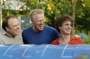 Wie die Lausbuben: (v.li.) Viktor (Waldemar Kobus), Harry (Norbert Heisterkamp) und Atze (Atze Schr&ouml;der) haben Spa&szlig; dabei, ihrem alten Lehrer Plischke einen Streich zu spielen.