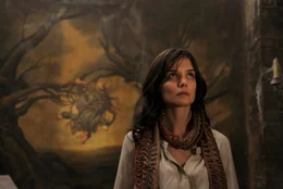 Kim (Katie Holmes) stellt Nachforschungen an, die die Vergangenheit des Hauses betreffen. Dabei bringt sie ein furchtbares Geheimnis ans Licht.