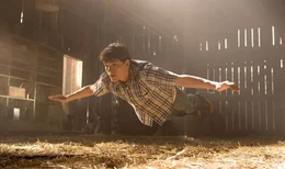 In R&uuml;ckblenden erinnert sich Superman (Stephen Bender) an die Entdeckung seiner Superkr&auml;fte im Teenager-Alter ...