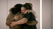 Vanessa (Julia Augustin, vorne r.) kann dank ihrer Freundinnen Imani (Féréba Koné), Isabelle (Ania Niedieck) und Nathalie (Amrei Haardt) ihre Sorgen für den Moment vergessen. Vanessa (Julia Augustin, vorne r.) kann dank ihrer Freundinnen Imani (Féréba Koné), Isabelle (Ania Niedieck) und Nathalie (Amrei Haardt) ihre Sorgen für den Moment vergessen.