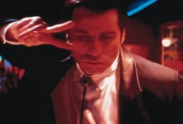 Um der Frau seines Bosses die Zeit zu vertreiben, legt Vincent (John Travolta) eine heisse Sohle auf das Parkett.