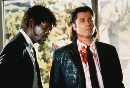 Ein kleines Mal&ouml;r bringt die beiden Auftragskiller Vincent (John Travolta, r.) und Jules (Samuel L. Jackson) in Schwierigkeiten. Bei einer Diskussion im Auto schie&szlig;en sie aus Versehen einem Informanten in den Kopf. Dieser muss nun samt Auto schnellstm&ouml;glich entsorgt werden.