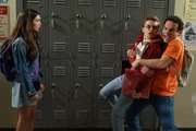 Die Goldbergs, Der Kampf um das Jahrbuch. Das Schuljahr neigt sich dem Ende zu. Barry und Erica fragen sich, welche Eintr&auml;ge sie wohl im Jahrbuch bekommen werden. Nachdem Adam in die Vorarbeiten involviert ist, setzen sie ihn unter Druck: Er soll das diesj&auml;hrige Cover herzeigen. Als dann irrt&uuml;mlich die Datei gel&ouml;scht wird, bricht unter den Geschwistern Panik aus. Unterdessen bekommt Murray von Marvin Besuch, der ihn um Geld bittet. Murray will ablehen. Allerdings findet Beverly, dass Marvin Teil der Familie ist und somit Hilfe verdient hat. Im Bild (v.li.): Rowan Blanchard (Jackie Geary), Sean Giambrone (Adam Goldberg), Troy Gentile (Barry Goldberg).