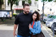 Sina (Valea Scalabrino) hofft, einen Waffenstillstand mit Dana geschlossen zu haben. Links Bambi (Ben Heinrich)