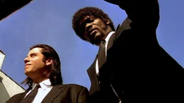 Das Profikiller-Duo Vincent Vega (John Travolta, li.) und Jules Winfield (Samuel L. Jackson) muss eine zersiebte Leiche nebst blutverspritztem Wagen beseitigen