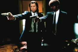 Die Killer Vincent (John Travolta, l.) und Jules (Samuel L. Jackson) erschie&szlig;en auf der Jagd nach einer schwarzen Aktentasche zwei Amateurganoven.