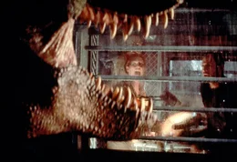 Auge in Auge mit einem Dinosaurier: Das sehr w&uuml;tende T. Rex-Muttertier fordert von Ian (Jeff Goldblum) und Sarah (Julianne Moore) die Herausgabe ihres Babys, dass von den beiden wegen einer Verletzung behandelt wurde.  +++ Die Verwendung des sendungsbezogenen Materials ist nur mit dem Hinweis und Verlinkung auf RTL+ gestattet. +++
