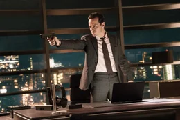 C (Andrew Scott) l&auml;sst nichts unversucht, um Bond aufzuhalten.  +++ Die Verwendung des sendungsbezogenen Materials ist nur mit dem Hinweis und Verlinkung auf RTL+ gestattet. +++