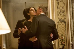 Zwischen Lucia Sciarra (Monica Bellucci) und James Bond (Daniel Craig) fliegen die Funken...  +++ Die Verwendung des sendungsbezogenen Materials ist nur mit dem Hinweis und Verlinkung auf RTL+ gestattet. +++