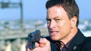 "H&auml;nde hoch!" Mac (Gary Sinise) stellt einen mutma&szlig;lichen M&ouml;rder.