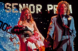 Sue (Amy Irving) bittet ihren Freund Tommy Ross (William Katt) Carrie (Sissy Spacek) zum Abschlussball zu begleiten.