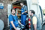 Klaus (Ben Engel, r.) feuert Stefan (Tim Olrik Stöneberg, l.) als Trauzeugen. Hinten: Dirk (Jens Kipper) Klaus (Ben Engel, r.) feuert Stefan (Tim Olrik Stöneberg, l.) als Trauzeugen. Hinten: Dirk (Jens Kipper)