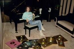 Der Sieg beim ESC markiert f&uuml;r C&eacute;line Dion den Beginn einer kometenhaften Karriere mit zahlreichen Goldenen Schallplatten.