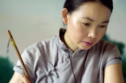 Xin entdeckt mit N&uuml;shu, der geheimen Sprache der Chinesinnen, ihre eigene Ruhe und Kraft.