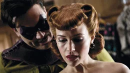 The Comedian (JEFFREY DEAN MORGAN) und Silk Spectre (CARLA GUGINO)
