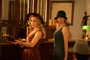 Sara Lance (Caity Lotz, l.); Ava Sharpe (Jes Macallan, r.)