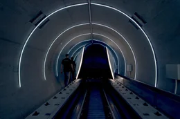 Projektleiter Gabriele Semino betritt den Hyperloop-Prototyp f&uuml;r eine Versuchsfahrt.
