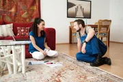 Obwohl sie gerade erst in der Selbstständigkeit angekommen ist, will Dirk (Jens Kipper) Kaya (Shirin Soraya) ihre Unternehmung schon wieder ausreden. Obwohl sie gerade erst in der Selbstständigkeit angekommen ist, will Dirk (Jens Kipper) Kaya (Shirin Soraya) ihre Unternehmung schon wieder ausreden.