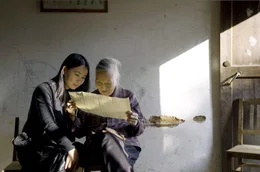 N&uuml;shu, die einst geheime Sprache der Chinesinnen, droht verloren zu gehen: He Yanxin (re.) teilt ihr Wissen und ihre Geschichten mit der jungen Xin (li.).