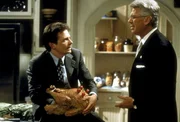 Die Vorbereitungen zum Thanksgivingfest laufen auf Hochtouren. Als der politische Gegner von Bürgermeister Winston (Barry Bostwick, r.) familiäre Werte zum zentralen Wahlkampfthema macht, will Mike (Michael J. Fox, l.) nicht zurückstecken. Die Vorbereitungen zum Thanksgivingfest laufen auf Hochtouren. Als der politische Gegner von Bürgermeister Winston (Barry Bostwick, r.) familiäre Werte zum zentralen Wahlkampfthema macht, will Mike (Michael J. Fox, l.) nicht zurückstecken.