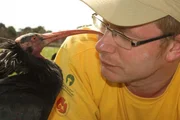 Markus Unsöld mit einem aufgezogenen Waldrapp. Markus Unsöld mit einem aufgezogenen Waldrapp.