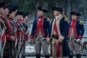 Der General inspiziert vor der Schlacht seine Truppe: Sam Heughan (2.v.r.) als Jamie Fraser Der General inspiziert vor der Schlacht seine Truppe: Sam Heughan (2.v.r.) als Jamie Fraser