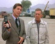 Anthony Giavelli (Gary Wood, l.) vom Gesundheitsamt und Quincy (Jack Klugman) versuchen fieberhaft eine illegale Müllkippe zu finden. Anthony Giavelli (Gary Wood, l.) vom Gesundheitsamt und Quincy (Jack Klugman) versuchen fieberhaft eine illegale Müllkippe zu finden.