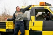 Um seine Unschuld zu beweisen und ein Verbrechen zu verhindern, ist Semir (Erdogan Atalay, l.) am Flughafen. Er springt im letzten Moment ab, bevor der Wagen mit den Gangstern in einen Tanklaster crasht. Um seine Unschuld zu beweisen und ein Verbrechen zu verhindern, ist Semir (Erdogan Atalay, l.) am Flughafen. Er springt im letzten Moment ab, bevor der Wagen mit den Gangstern in einen Tanklaster crasht.