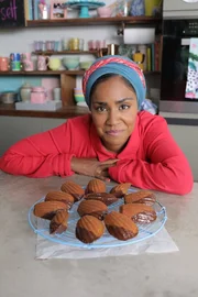 Nadiya Hussain mit ihren ausgefallenen Madeleines. Nadiya Hussain mit ihren ausgefallenen Madeleines.