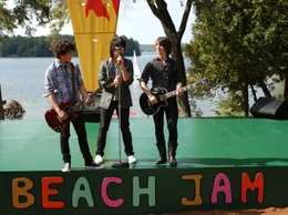 Die ber&uuml;hmte Band Connect 3 (Nick, Joe und Kevin Jonas, v.li.) rockt beim Beach Jam mal wieder das Camp.