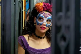 Estrella (Stephanie Sigman) ist eine Agentin des mexikanischem Secret Service und begleitet Bond zu den Festlichkeiten anl&auml;sslich des Tages der Toten.  +++ Die Verwendung des sendungsbezogenen Materials ist nur mit dem Hinweis und Verlinkung auf RTL+ gestattet. +++