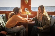 Anna (Ping Monn Enge, r.) fällt auf, dass ihre Mutter Nora (Alexandra Rapaport, l.) oftmals mit den Gedanken ganz woanders ist. Anna (Ping Monn Enge, r.) fällt auf, dass ihre Mutter Nora (Alexandra Rapaport, l.) oftmals mit den Gedanken ganz woanders ist.