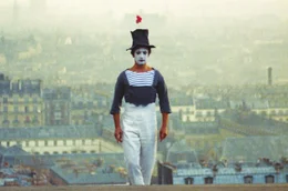 Als tragikomischer Clown &bdquo;Bip&ldquo; im Ringelhemd mit dem wei&szlig; geschminkten Gesicht, dem zerbeulten Seidenhut und der roten Blume begeisterte Marcel Marceau die Menschen rund um den Globus.