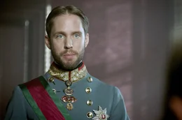 Kronprinz Rudolf (Markus Freist&auml;tter) erh&auml;lt eine Audienz bei seinem Vater, dem &ouml;sterreichischen Kaiser Franz Joseph. Dieser zeigt wenig bis kein Interesse an den liberalen Ideen des Thronerben.