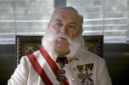 Der &ouml;sterreichische Kaiser Franz Joseph (Ferry &Ouml;llinger) hat wenig Verst&auml;ndnis f&uuml;r die intellektuellen und liberalen Ideen seines Sohnes, des Kronprinzen Rudolf.