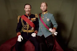 Auch im Erwachsenenalter sind Rudolf (Markus Freist&auml;tter, re.) und Wilhelm (Raphael Nicholas, li.) zu Diplomatie und demonstrativer Einigkeit verpflichtet &ndash; obgleich sie schon lange keine Freundschaft mehr verbindet.