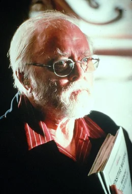 Der Betreiber der 'InGen-Company', John Hammond (Sir Richard Attenborough), der vor Jahren  mit seinem Dinosaurier-Vergn&uuml;gungspark scheiterte, hat noch nicht all seine Karten ausgespielt...  +++ Die Verwendung des sendungsbezogenen Materials ist nur mit dem Hinweis und Verlinkung auf RTL+ gestattet. +++