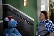 Woozle kann es nicht fassen: Die strenge Hausmeisterin Frau Blume (Dagmar Sachse) hat einen eigenen WikWok-Kanal und sammeln damit ungeheuer viele Likes!