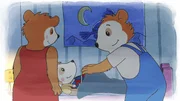 Bobo wird von seinen Eltern ins Bett gebracht.
