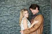 Mit seinem Charme und ein wenig Überzeugungsarbeit, gelingt es Stefan (Tim Olrik Stöneberg), Britta (Isabel Vollmer) zu besänftigen. Mit seinem Charme und ein wenig Überzeugungsarbeit, gelingt es Stefan (Tim Olrik Stöneberg), Britta (Isabel Vollmer) zu besänftigen.