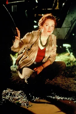 Das von der Pal&auml;ontologin Sarah Harding (Julianne Moore) und ihrem Freund Ian Malcolm angef&uuml;hrte Forscherteam will auf der Insel das Verhalten der Dinosaurier erkunden und dokumentieren.  +++ Die Verwendung des sendungsbezogenen Materials ist nur mit dem Hinweis und Verlinkung auf RTL+ gestattet. +++