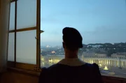 Ein Gardist der Schweizergarde bei seiner Nachschicht im Vatikan &ndash; Blick &uuml;ber das n&auml;chtliche Rom