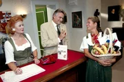 Im Bild (v.li.): Doris (Johanna Liebeneiner), Wenzel Hofer  (Klaus Wildbolz), Agnes Pr&ouml;ll (Johannna C. Hohloch).