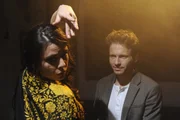 Enrique (Jacob Weigert, r.) ist ratlos und eifers&uuml;chtig. Paloma (Maja Maneiro, l.) sagt ein gemeinsames Mittagessen ab, um ihre Mittagspause mit Chris in der Ego Bar zu verbringen. Seine Angst, sie zu verlieren, wird immer gr&ouml;&szlig;er ...