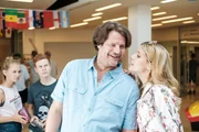 V.l.: Leon (Leon Seidel) und Hannah (Katharina Gieron) beobachten, wie Stefan (Tim Olrik St&ouml;neberg) von Britta (Isabel Vollmer) unter Druck gesetzt wird.